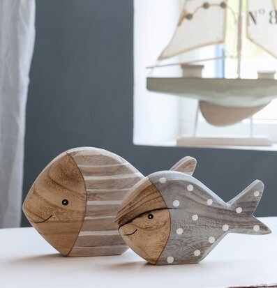 Bild av dekorativa träfiskar med maritim känsla