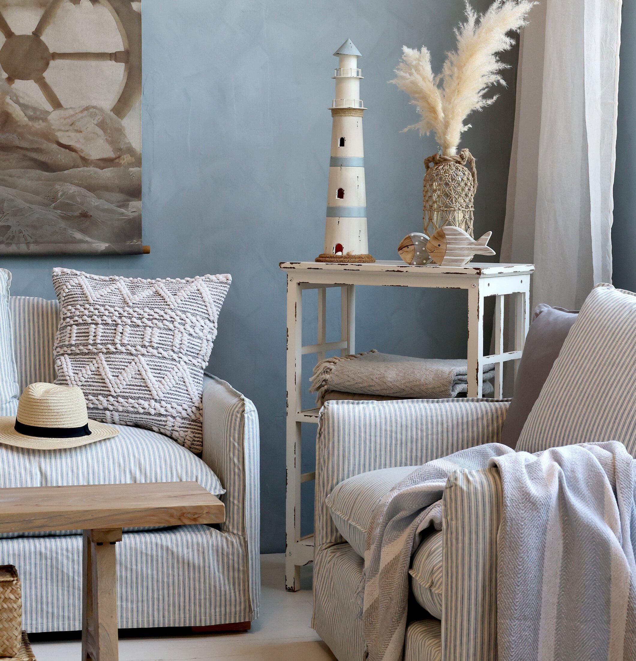Bild av ett harmoniskt rum med maritimt tema och stil