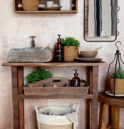 Bild av rustikt kök med stilrena detaljer och växter