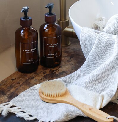 Bild av stilrena badrumsartiklar och naturliga detaljer