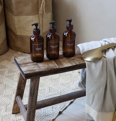 Bild av stilfull inredning med rustik träbänk och detaljer