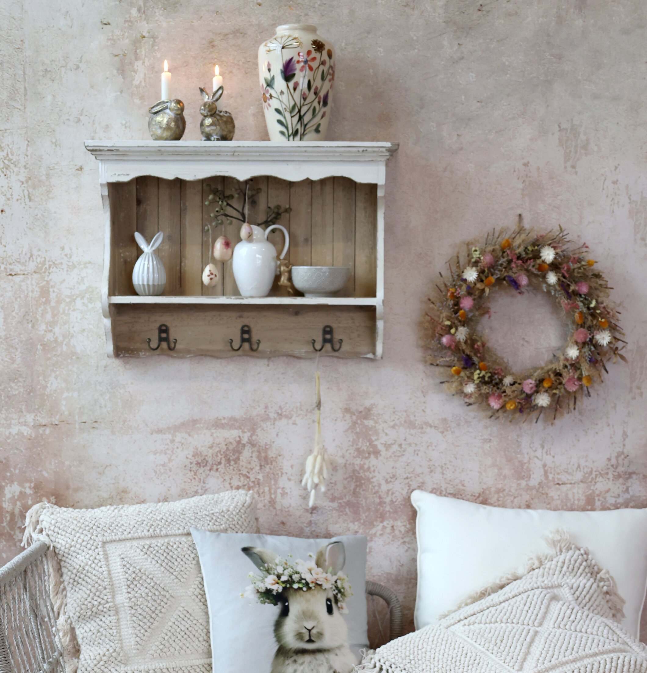 Bild av harmonisk inredning med krans och vintage detaljer