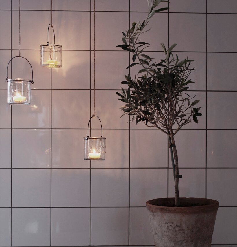 Bild av stilren interiör med lyktor och krukväxt