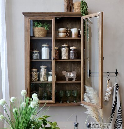 Bild av elegant inredning med vitrinskåp och detaljer