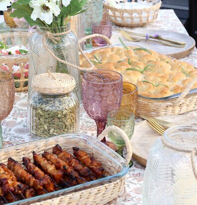 Bild av ett stilfullt dekorerat middagsbord hemma