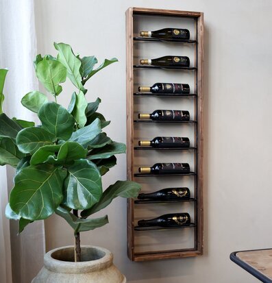 Bild av stilren vinreol med träfinish och gröna inslag