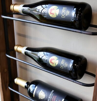 Bild av elegant vägghängd vinreol för stilfull förvaring