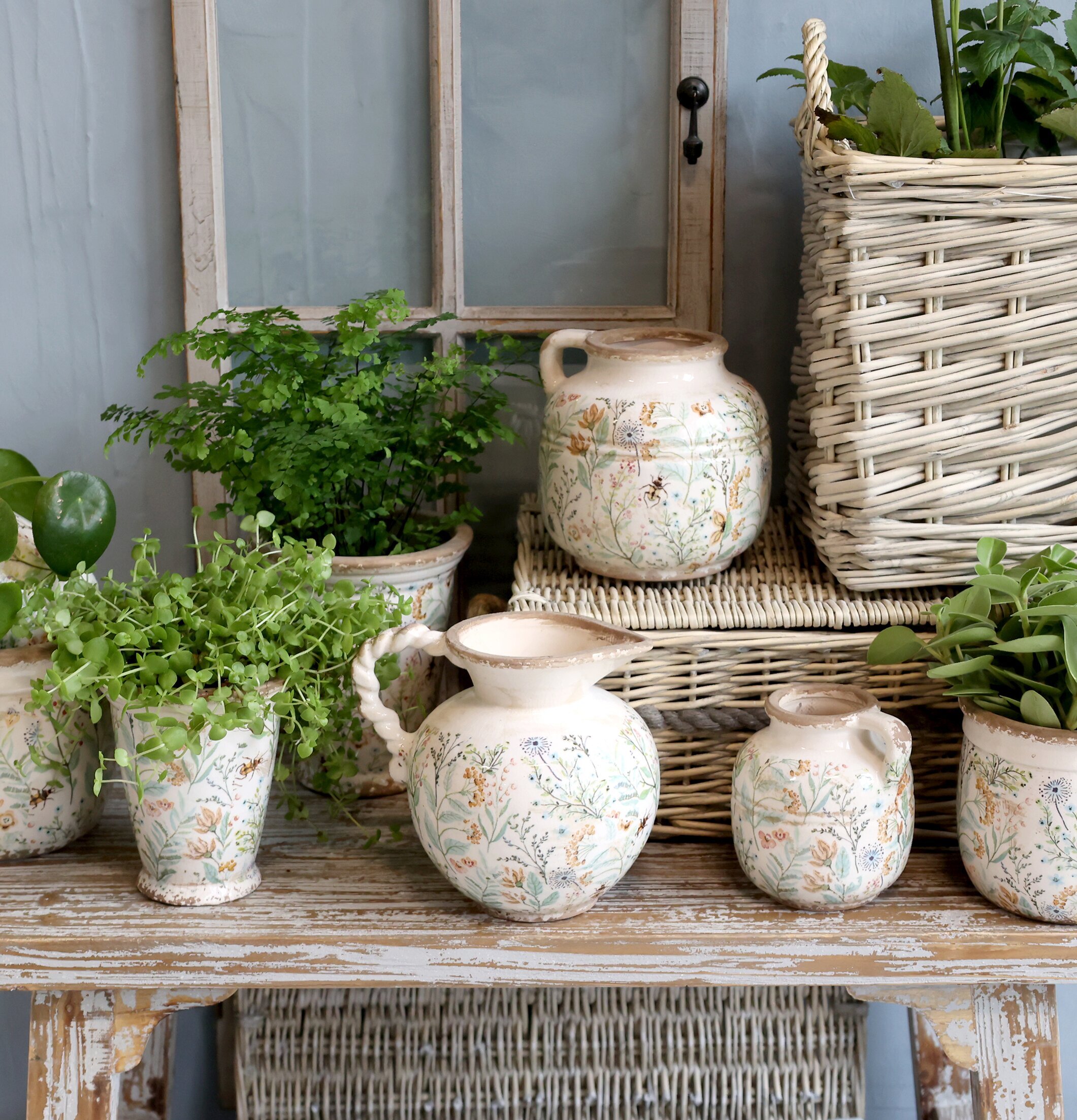 Bild av rustika blomsterkannor och frodiga växter