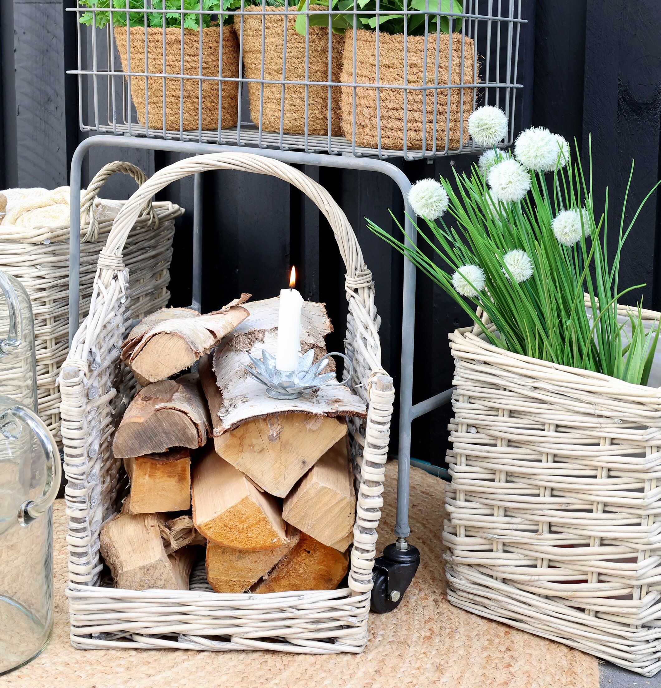 Bild av rustik och modern utomhusmiljö med naturmaterial