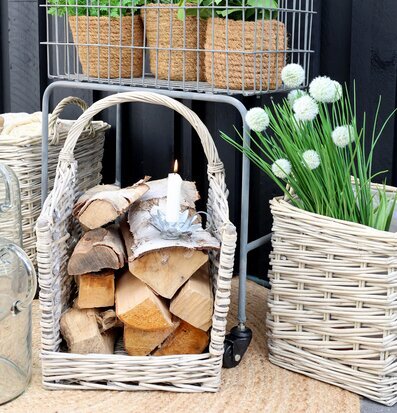 Bild av rustik och modern utomhusmiljö med naturmaterial