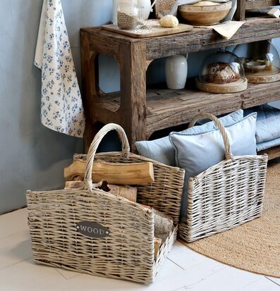 Bild av mysig hörna med rustik vedkorg och inredning