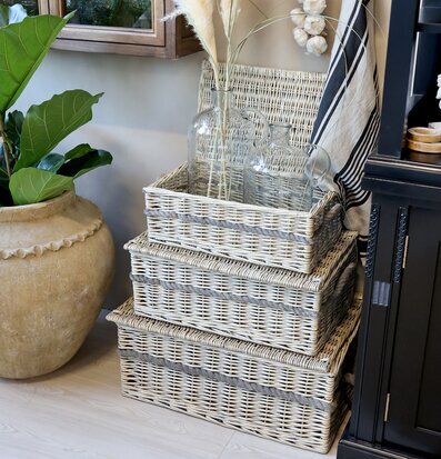 Bild av elegant hörna med korgar och gröna växter