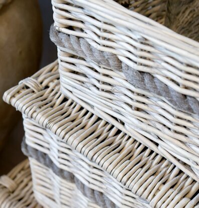 Bild av flätade korgar i naturlig pil och keramik