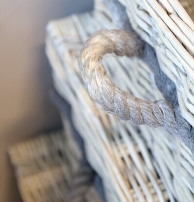 Foto av flätad korg med repdetaljer och skandinavisk stil