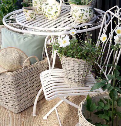 Bild av lantlig veranda med stilfulla dekorationer