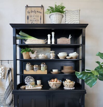 Bild av elegant och harmoniskt inrett rum med naturtema