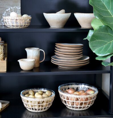 Bild av stilfullt arrangerade köksartiklar och naturmaterial