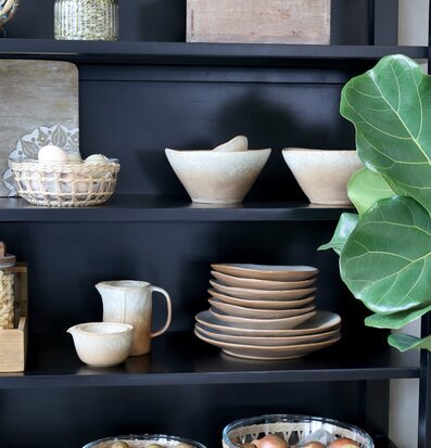 Bild av harmonisk hylla med rustik charm och estetik