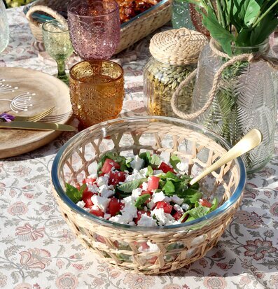 Bild av elegant dukning med flätad skål och sallad