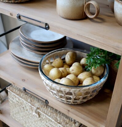 Bild av skål med flätad korg och gyllene potatisar