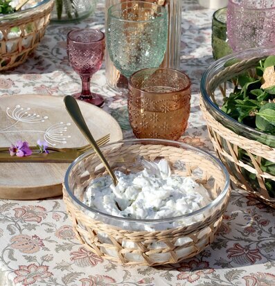 Bild av rustik och elegant matsalsdukning med skål