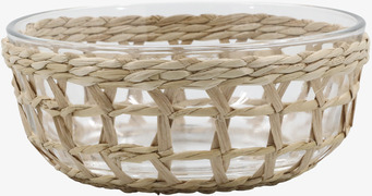 Foto av elegant skål med flätad korg och klart glas