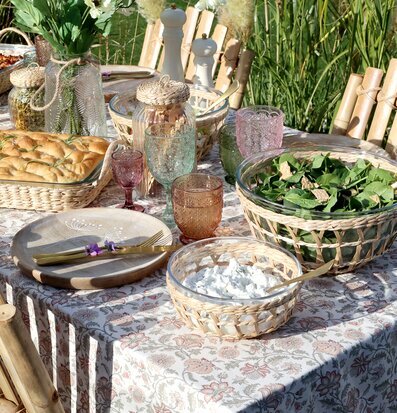 Bild av solbelyst uteplats med rustik och inbjudande dukning