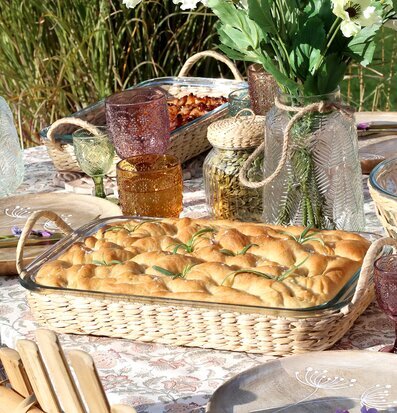 Bild av vackert dukad uteplats med rustik atmosfär