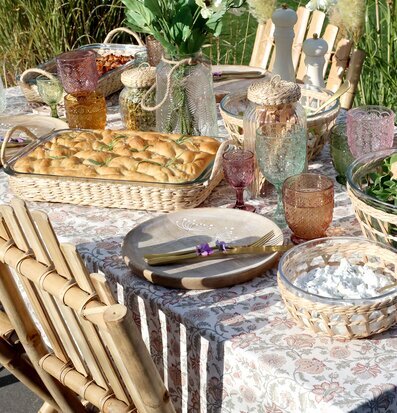 Bild av en elegant utomhusmatplats med rustik charm