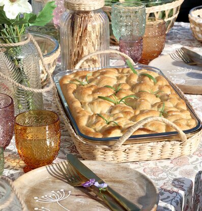 Bild av harmoniskt dukat bord med sommarinspiration