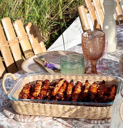 Bild av rustik och elegant middagssituation utomhus