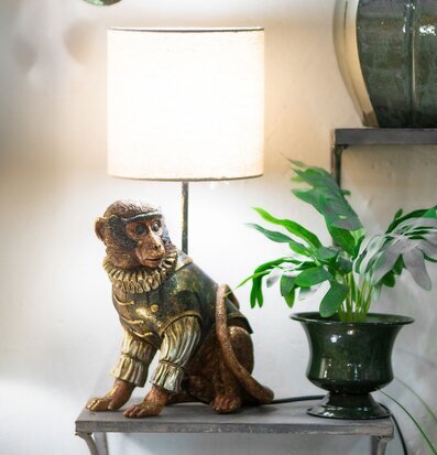 Bild av unik lampfot formad som apa i elegant dräkt