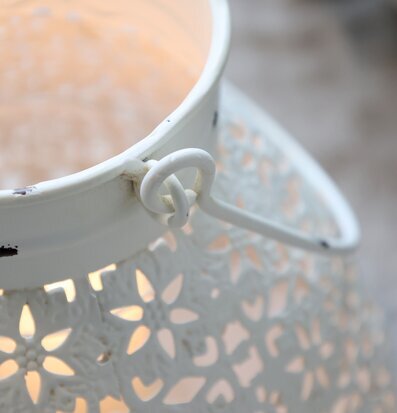 Bild av detaljrik ljuslykta med antik creme-finish