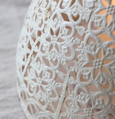 Bild av antik ljuslykta med intrikat mönster och patina