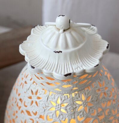 Bild av ljuslykta med antik design och charmig patina