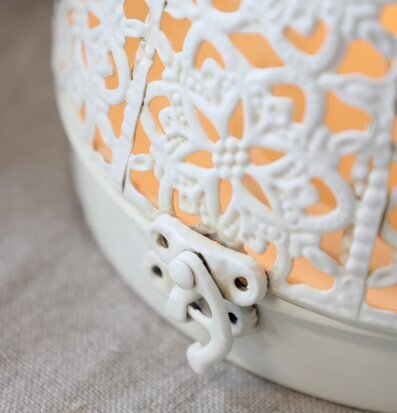 Bild av elegant ljuslykta med antik design och detaljer