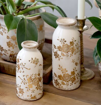 Bild av eleganta flaskor med blommönster och charm