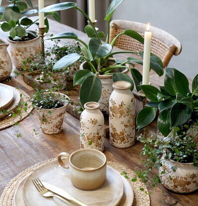 Bild av harmoniskt dekorerat bord med växter och ljus