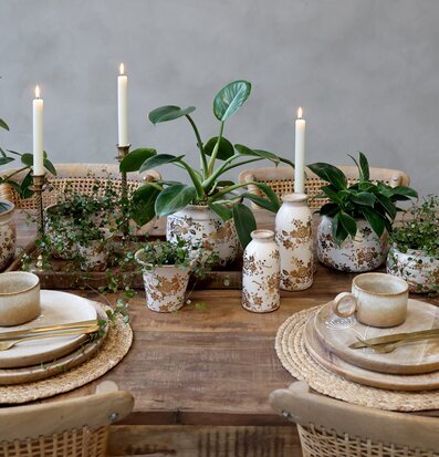 Bild av stilfullt dekorerat bord med krukor och växter