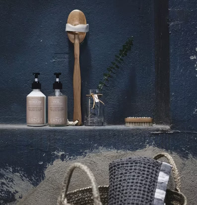 Bild av stilfull och harmonisk badrumsmiljö med detaljer