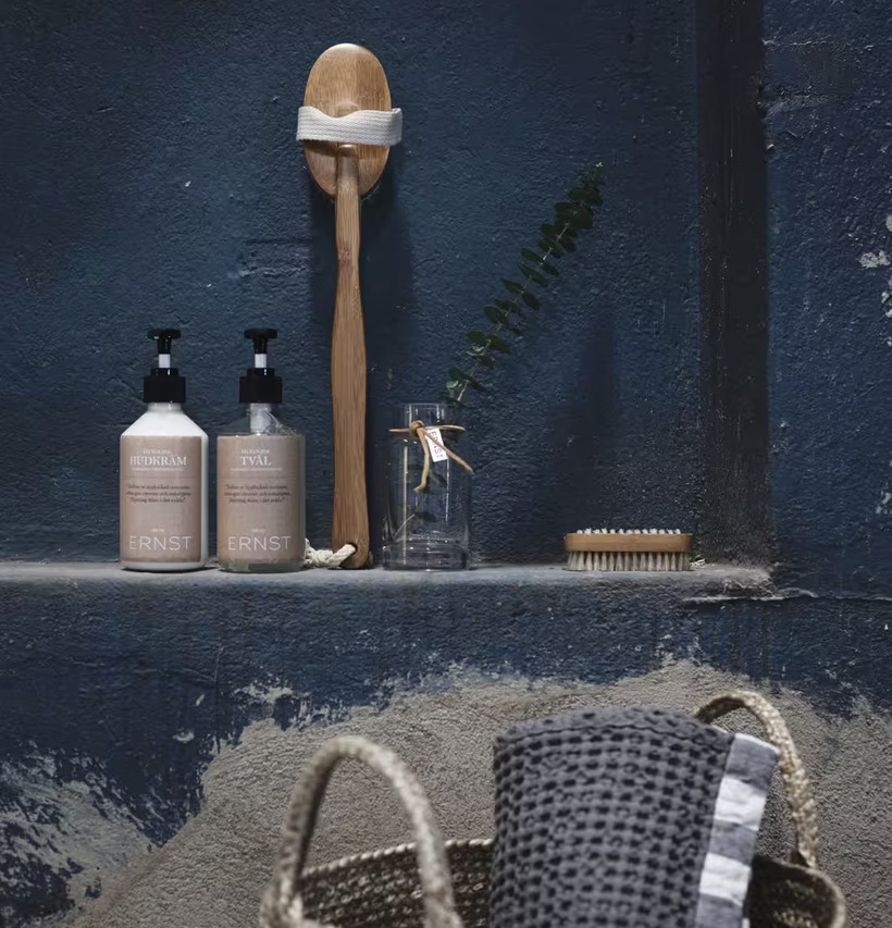 Badlakan Våfflat Grå från Ernst i rustik badrumsmiljö