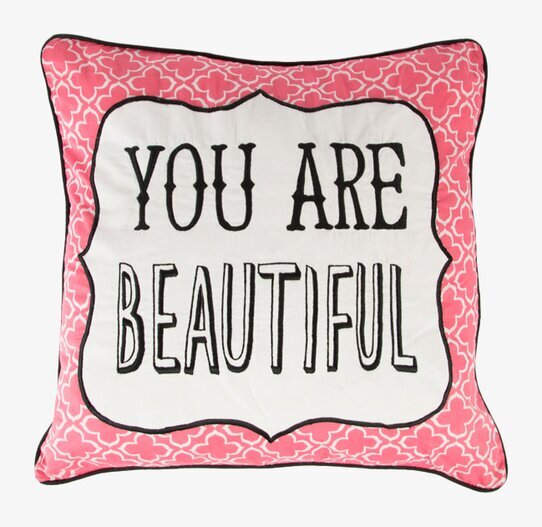 Kudde - You Are Beautiful från Sass & Belle med rosa mönster