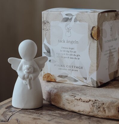 Bild av stilren ängel i harmonisk och naturlig miljö