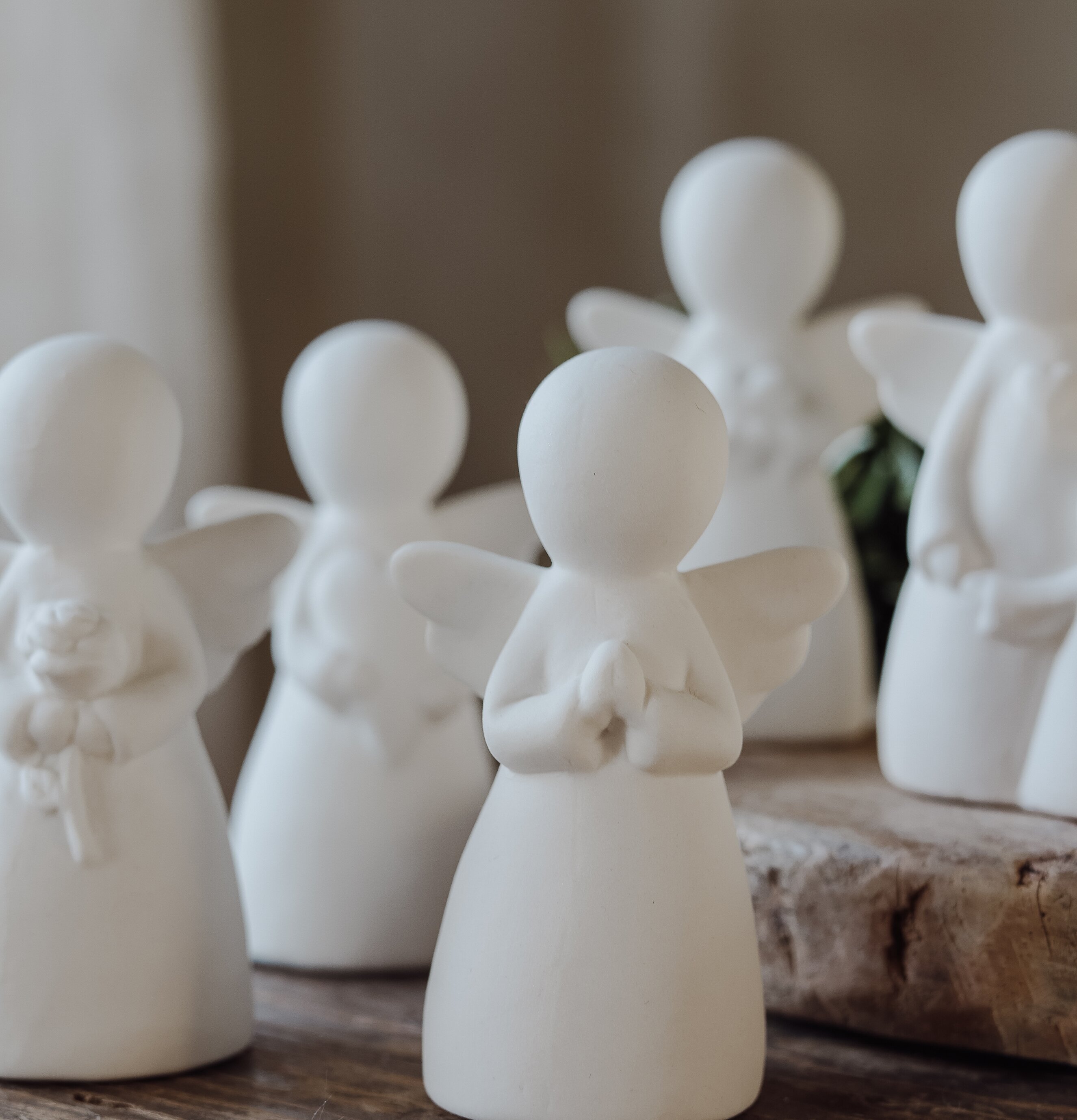 Bild av stilrena skyddsänglar i rustik och fridfull miljö