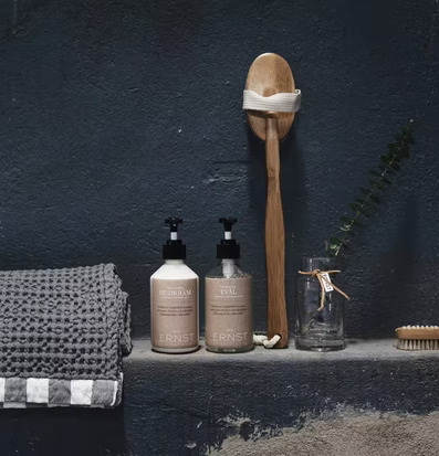 Bild av elegant och funktionellt badrumsarrangemang