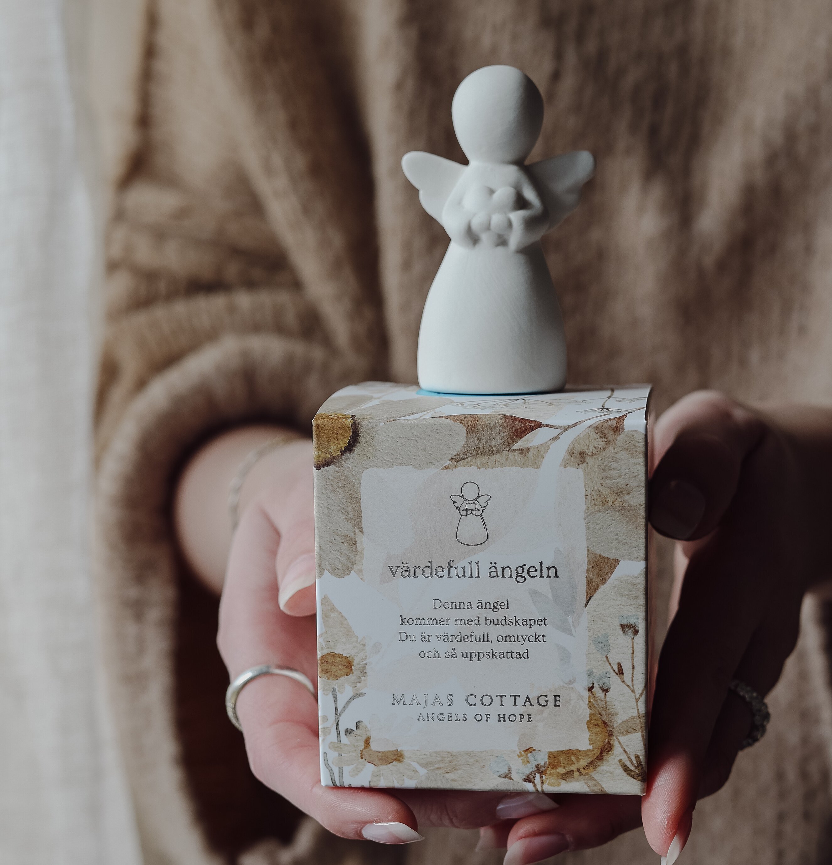 Bild av en elegant ängel med budskap om värde och omtanke