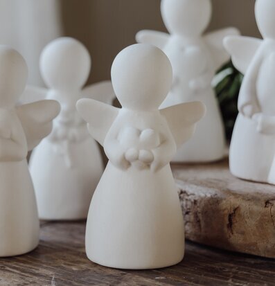 Bild av eleganta ängelfigurer i harmonisk inredning