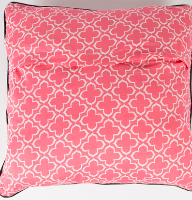 Bild av kvadratisk kudde med grafiskt fyrbladigt mönster