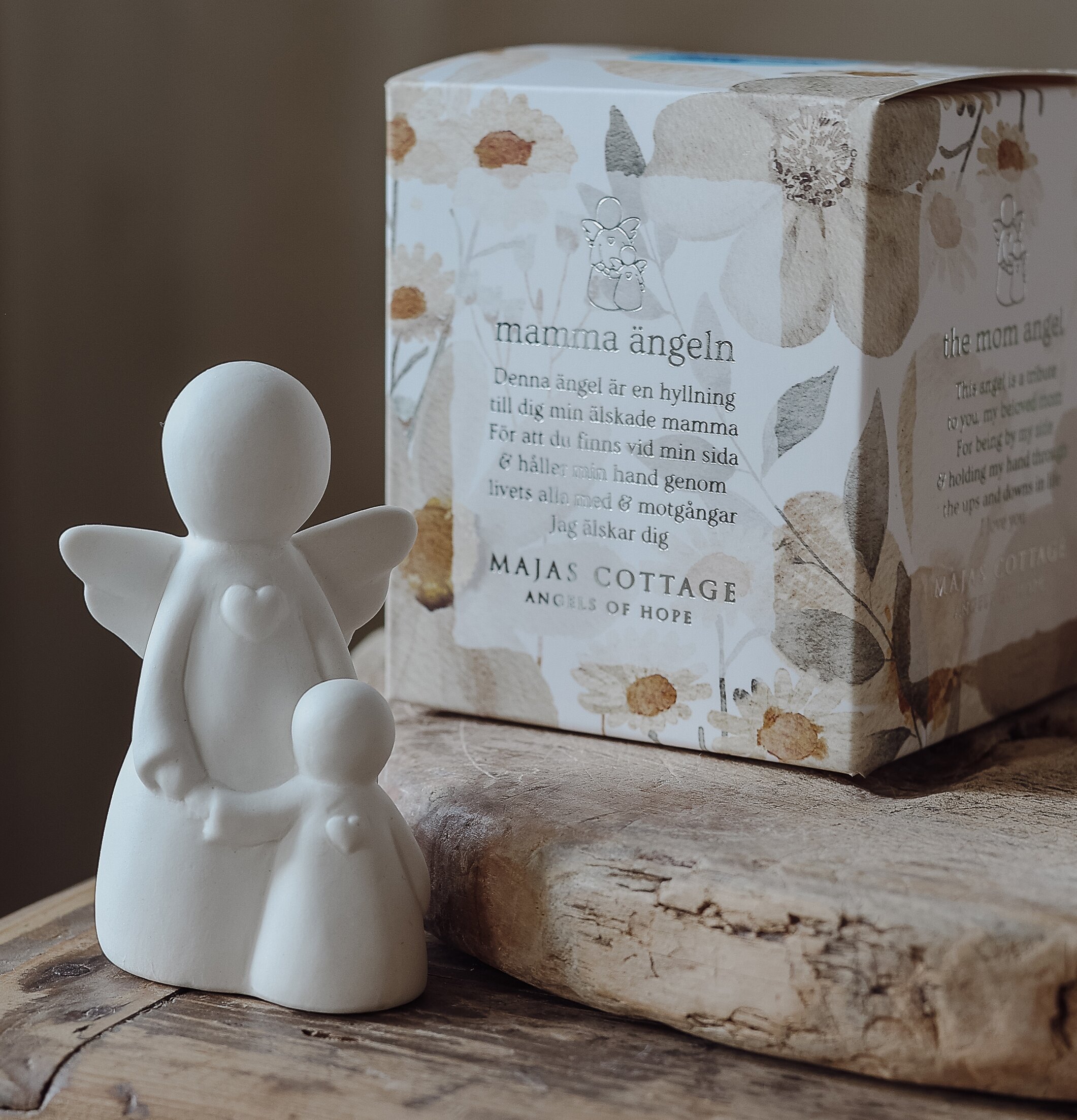 Bild av en stilren keramikfigur med moderlig ängel