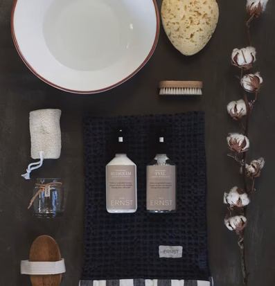 Bild av stilfullt badrumsarrangemang med naturmaterial